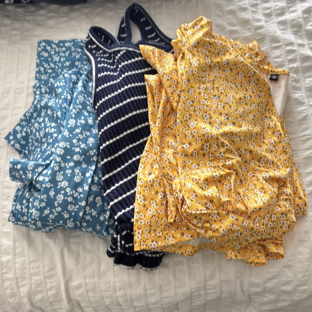 Bundle/lot of three maternity dresses